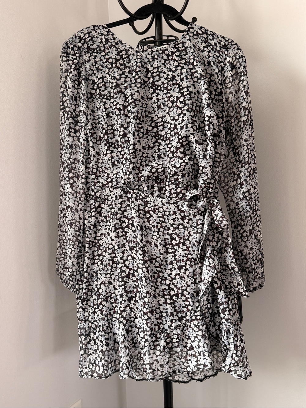 Abercrombie & Fitch Black and White Floral Tie-Waist Long Sleeve Dress